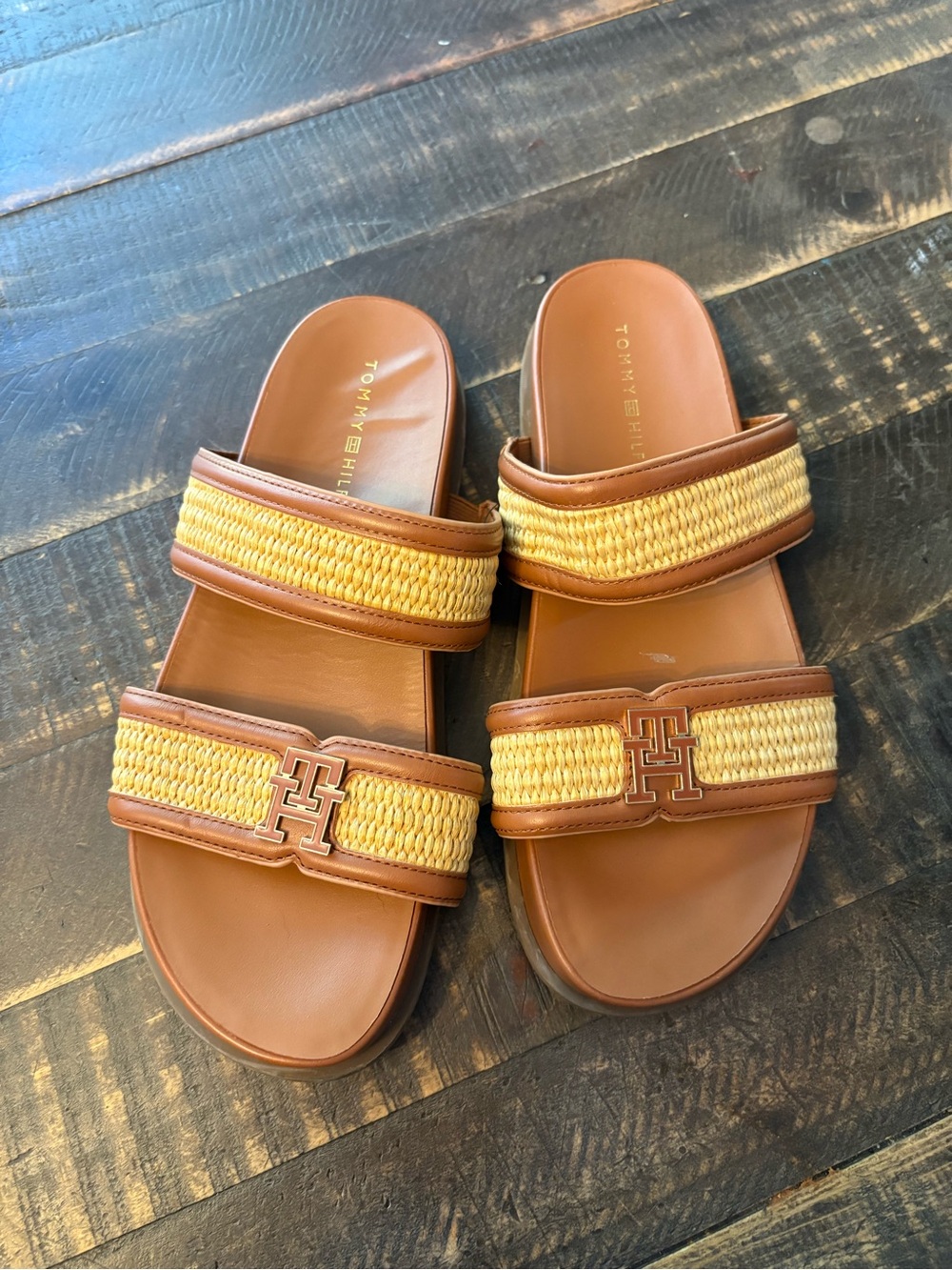 Tommy Hilfiger Women’s Jiana Rattan Slip On Camel Brown Sandals Gold Accents